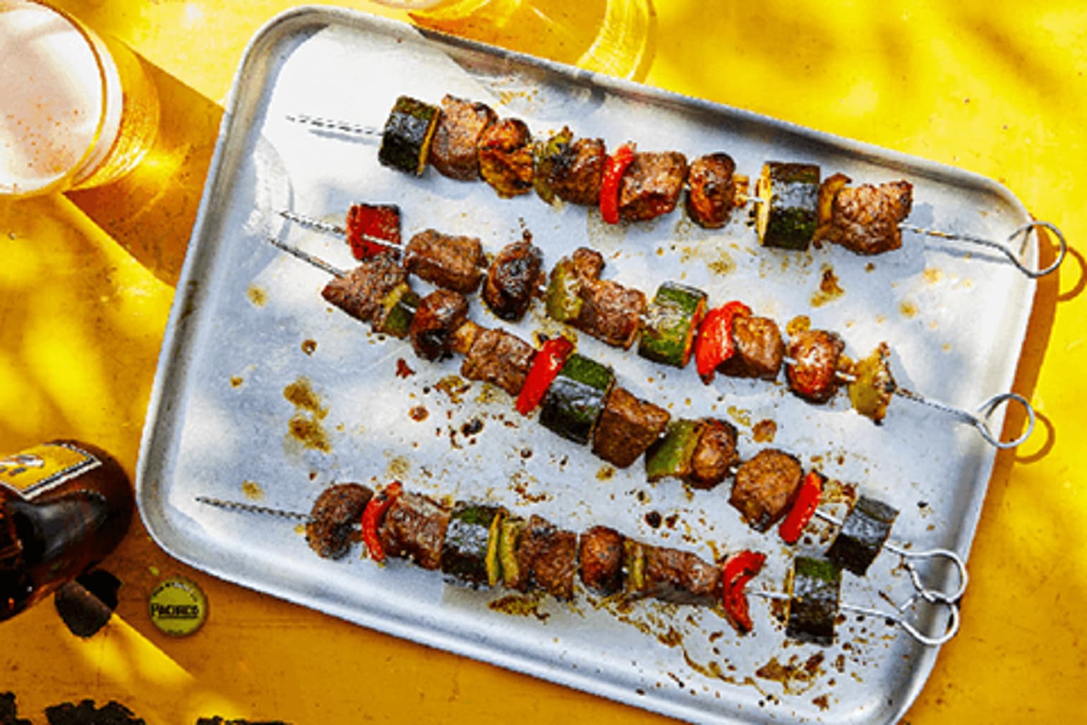 Brochettes De Barbecue Brochettes De Viande Avec Des Légumes Sur Le Gril  Enflammé