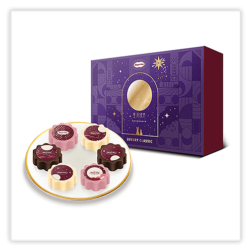 A box of Häagen-Dazs luxury classic mooncakes with a purple and gold design is displayed next to a plate containing five mooncakes in various Flavours.