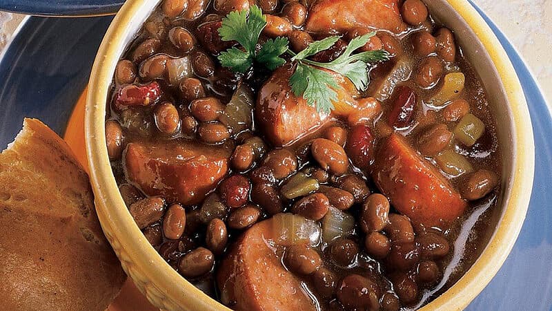 Râgout Épicé Aux Haricots, À La Saucisse Et Aux Canneberges