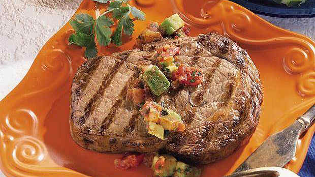 Faux filets avec salsa à l'avocat