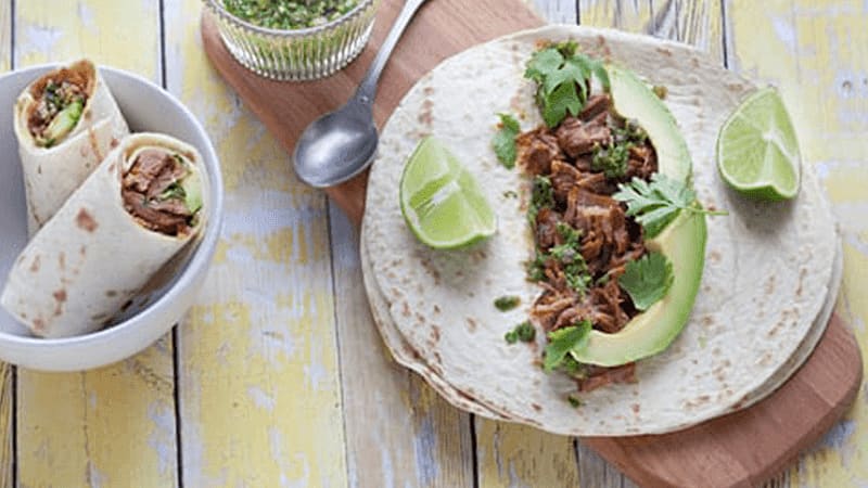 Burritos au porc rôti, avocat et salsa verde