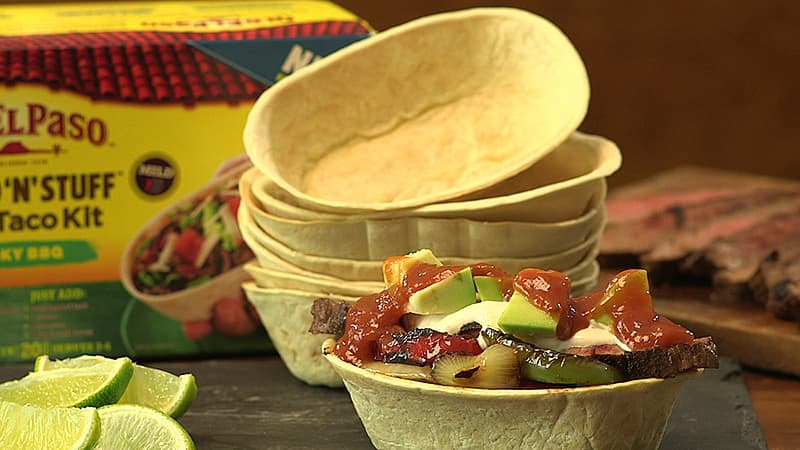 stand n stuff steak soft tacos with lime wedges & Old El Paso's stand n stuff tacos kit at the backside