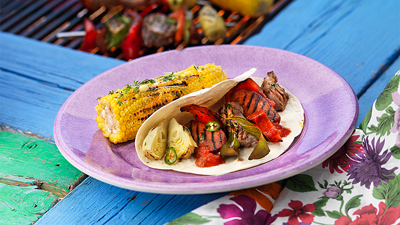 Meksikansk grillspyd med hvetetortillas - Oppskrifter - Old El Paso